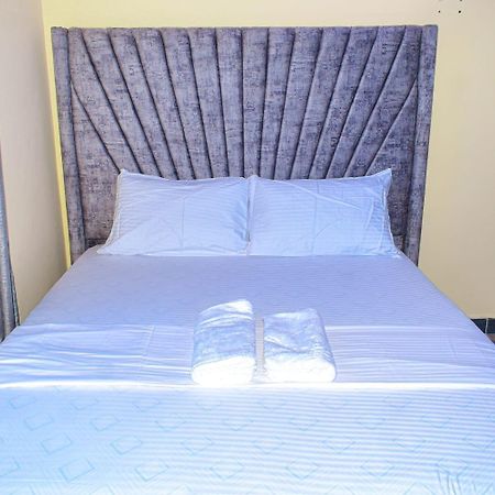 Lux Suites Bamburi Furnished Apartments Bagian luar foto